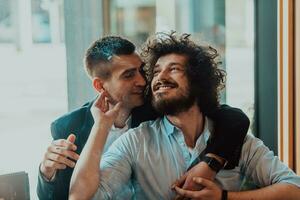 retrato de una pareja masculina romántica lgbt gay diversa multiétnica abrazándose y mostrando su amor foto