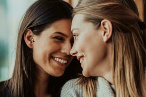 diversas amigas chicas lesbianas pareja abrazándose. elegantes y geniales mujeres de la generación z que salen enamoradas disfrutan de relaciones románticas foto