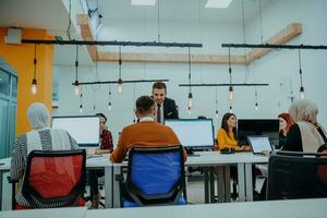 multiétnico grupo de empleados trabajando en un márketing compañía. un grupo de colegas es trabajando en un proyecto en moderno oficinas foto