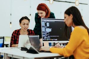 multiétnico grupo de empleados trabajando en un márketing compañía. un grupo de colegas es trabajando en un proyecto en moderno oficinas foto