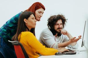 multiétnico grupo de empleados trabajando en un márketing compañía. un grupo de colegas es trabajando en un proyecto en moderno oficinas foto