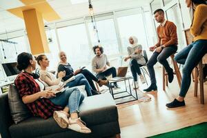 joven diseñador dando algunos nuevo ideas acerca de proyecto a su socios en conferencia habitación. negocio personas que se discute terminado nuevo negocio proyecto en oficina. foto