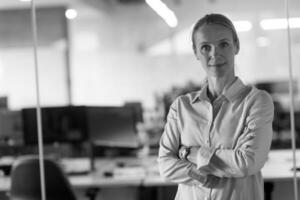 retrato de mujer de negocios casual en la oficina foto