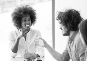 joven mujer de negocios con su equipo a trabajo foto