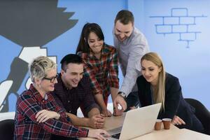 equipo de negocios de inicio en la reunión en la oficina moderna foto