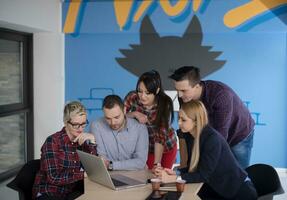 equipo de negocios de inicio en la reunión en la oficina moderna foto