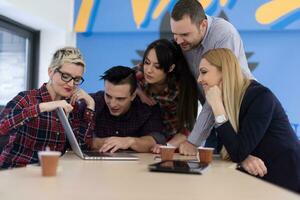 equipo de negocios de inicio en la reunión en la oficina moderna foto