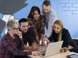 equipo de negocios de inicio en la reunión en la oficina moderna foto