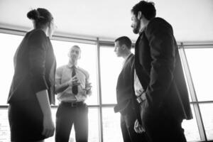 empresarios en una reunión en la oficina foto