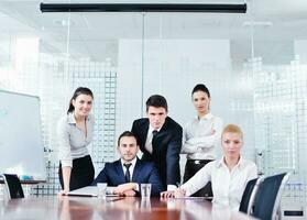 empresarios en una reunión en la oficina foto