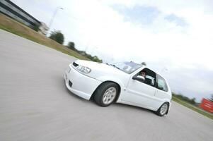 coche rápido moviéndose con desenfoque de movimiento foto