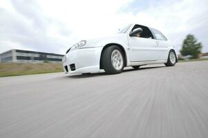 coche rápido moviéndose con desenfoque de movimiento foto