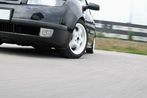 coche rápido moviéndose con desenfoque de movimiento foto