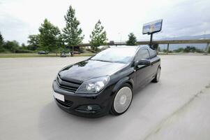 coche rápido moviéndose con desenfoque de movimiento foto