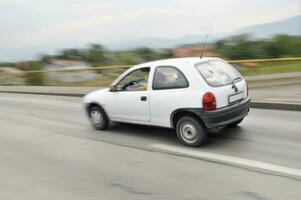 coche rápido moviéndose con desenfoque de movimiento foto