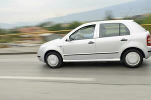 coche rápido moviéndose con desenfoque de movimiento foto