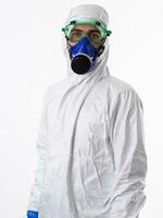médico vistiendo protector biológico traje y máscara debido a coronavirus 2019-ncov global pandemia advertencia y peligro antecedentes en contra blanco antecedentes. foto