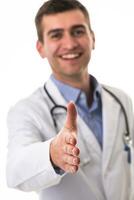 retrato de un médico participación fuera su mano como un apoyo a un paciente aislado en un blanco antecedentes foto