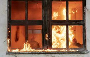 bombero héroe que lleva bebé niña fuera desde ardiente edificio zona desde fuego incidente. rescate personas desde peligroso sitio foto