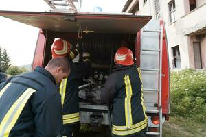 grupo de fuego luchadores en pie confidente después un bien hecho rescate operación. bomberos Listo para emergencia servicio. foto