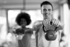 entrenamiento en pareja con pesas en el gimnasio crossfit foto