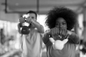 entrenamiento en pareja con pesas en el gimnasio crossfit foto