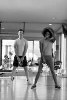 entrenamiento en pareja con pesas en el gimnasio crossfit foto