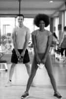 entrenamiento en pareja con pesas en el gimnasio crossfit foto