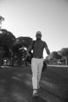 jugador de golf caminando foto
