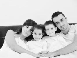 familia joven feliz en su dormitorio foto