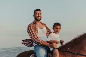 padre e hijo disfrutan montando a caballo junto al mar. enfoque selectivo foto