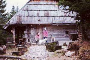 amigos juntos frente a una vieja casa de madera foto