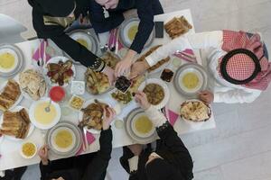 vista superior de la familia musulmana que tiene iftar durante el mes sagrado del ramadán foto