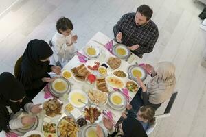 vista superior de la familia musulmana que tiene iftar durante el mes sagrado del ramadán foto