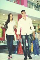 feliz pareja joven en compras foto