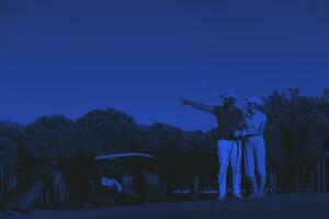 retrato de pareja en campo de golf foto