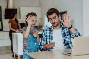 padre y hija en moderno casa hablando juntos en ordenador portátil con su familia durante vacaciones. el vida de un moderno familia foto