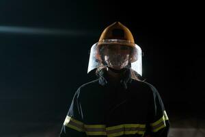 retrato de un hembra bombero en pie y caminando valiente y optimista. foto