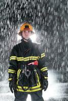 retrato de un hembra bombero en pie y caminando valiente y optimista. foto