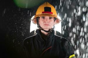 retrato de un hembra bombero en pie y caminando valiente y optimista. foto