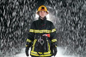 retrato de un hembra bombero en pie y caminando valiente y optimista. foto