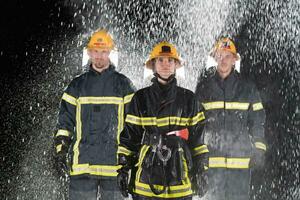 retrato de un grupo de bomberos en pie y caminando valiente y optimista con un hembra como equipo líder. foto