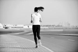 mujer corriendo por la mañana foto