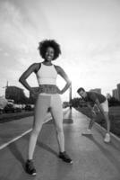 grupo multiétnico de personas en el jogging foto