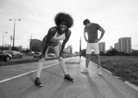 grupo multiétnico de personas en el jogging foto