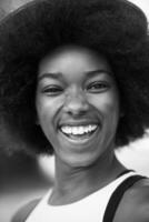 primer plano retrato de una hermosa joven afroamericana sonriendo y mirando hacia arriba foto