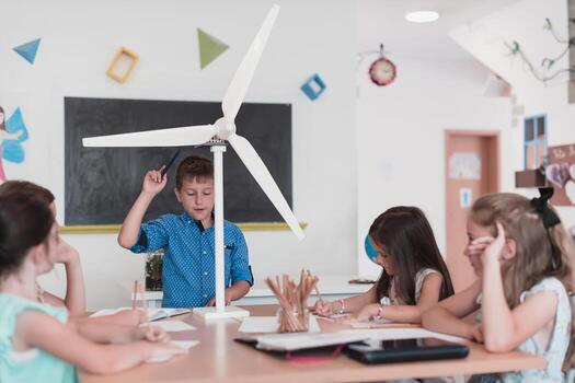 elemental colegio vástago robótica salón de clases diverso grupo de niños edificio y programación molino ecología robot concepto. juntos hablando y trabajando como un equipo. creativo robótica Ingenieria foto