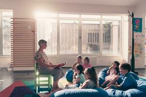 leyendo hora en elemental colegio o jardín de infancia, profesor leyendo un libro a niños en elemental colegio o jardín de infantes. selectivo atención foto