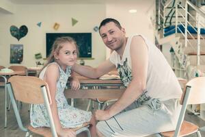 retrato de un padre y hija en un moderno preescolar educación institución foto