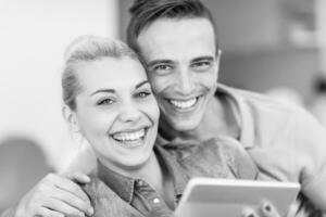 pareja relajándose en casa con tabletas foto